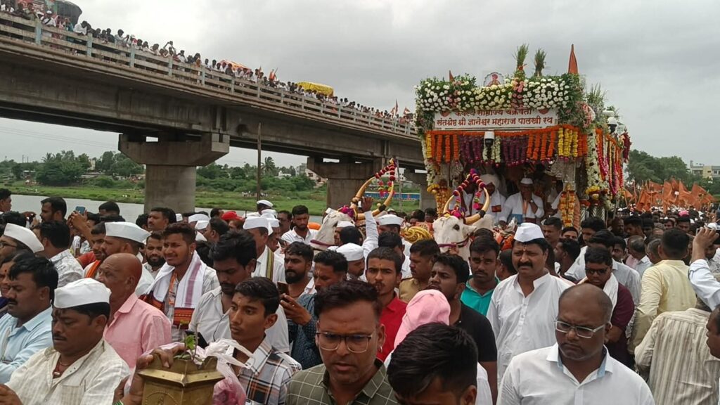 माऊलींच्या पादुकांना टाळमृदूंगाच्या गजरात नीरास्नान; पालखी सोहळ्याचे सातारा जिल्ह्यात आगमन 2 WhatsApp Image 2025 06 26 at 4.32.58 PM