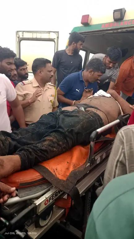 सडावाघापूर परिसरात फोटो शूट करताना दरीत गाडी कोसळली; तरूण गंभीर जखमी 1 1001644639