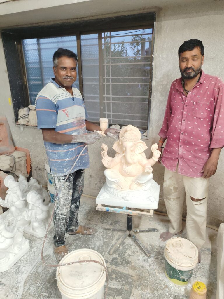 4 पिढ्यांपासून गणेशमूर्ती बनवणारं कुटुंब; काले पंचक्रोशीतील प्रसिद्ध कारागीर 1 IMG 20250823 WA0005
